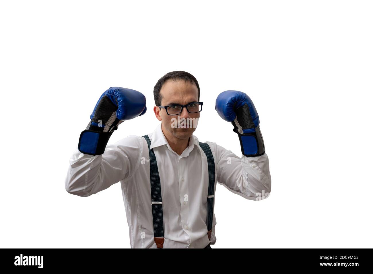 Mann in formeller Kleidung, Hosenträger, Brille und Boxhandschuh (weißer Hintergrund). Stockfoto