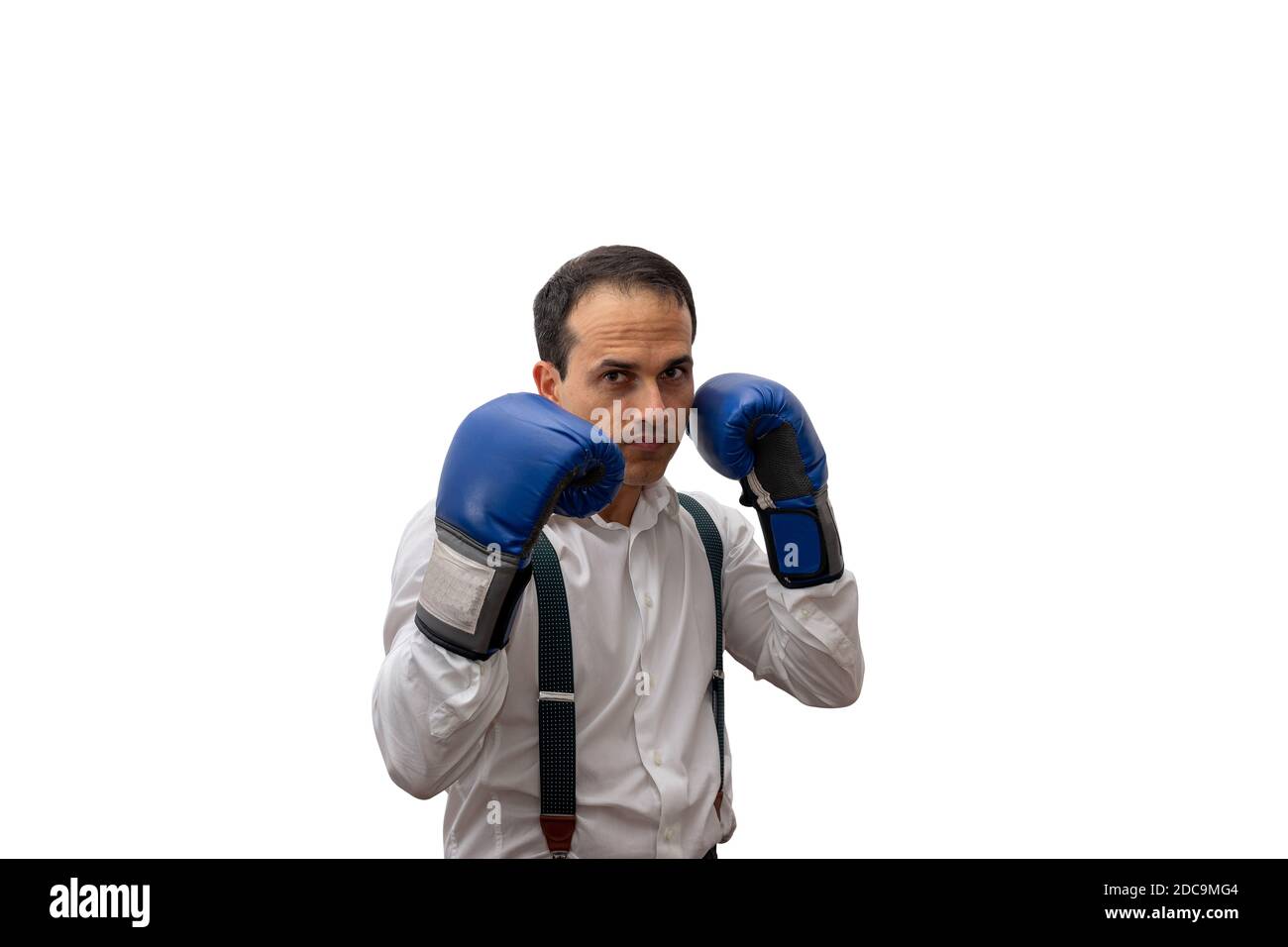 Mann in formeller Kleidung, Hosenträger, keine Brille und Boxhandschuh (weißer Hintergrund). Stockfoto
