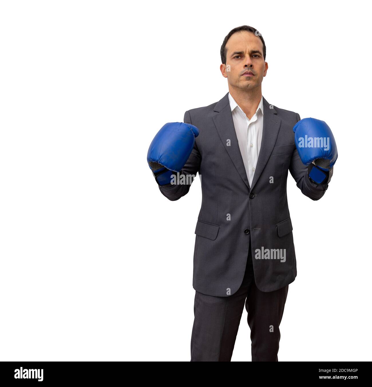 Mann, der in formeller Kleidung steht und Boxhandschuh Kampfpositionen macht (weißer Hintergrund). Stockfoto