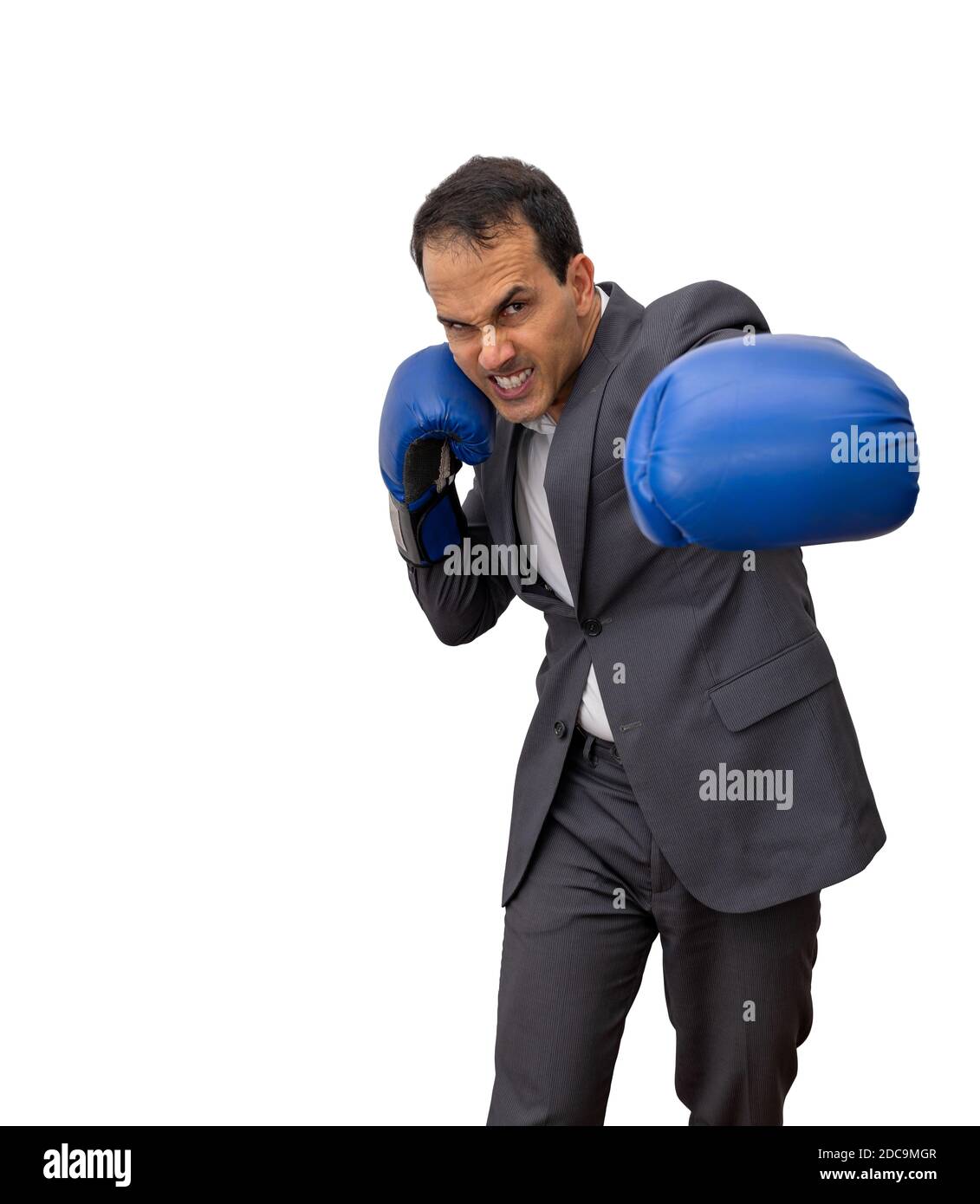 Mann, der in formeller Kleidung steht und Boxhandschuh Kampfpositionen macht (weißer Hintergrund). Stockfoto