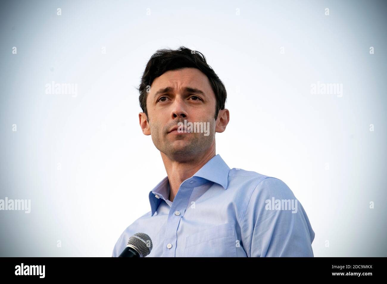 Jonesboro, GA, USA. November 2020. JON OSSOFF UND REV. RAPHAEL WARNOCK, demokratische Kandidaten für zwei US-Senatssitze in Georgien, Adresse Unterstützer bei einer Kundgebung in Clayton County, Georgia, die eine Mehrheit der schwarzen Einwohner hat. Ossopf steht dem amtierenden republikanischen Senator David Perdue in einer Stichwahl im Januar gegenüber; Warnock läuft gegen den republikanischen amtierenden Senator Kelly Loeffler. Wenn sowohl Warnock als auch Ossopf den Run-off gewinnen, hätten beide Parteien die gleiche Anzahl an Sitzen. Im Bild: Jon Ossopf sprechen die Menge an. Quelle: Robin Rayne/ZUMA Wire/Alamy Live News Stockfoto