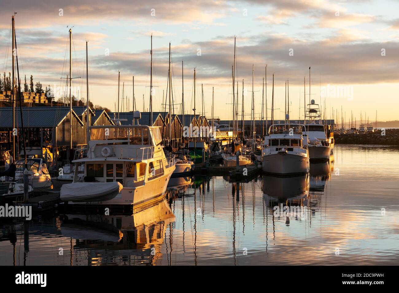 WA17888-00....WASHINGTON - der Hafen von Edmonds am Puget Sound bei Sonnenuntergang. Stockfoto