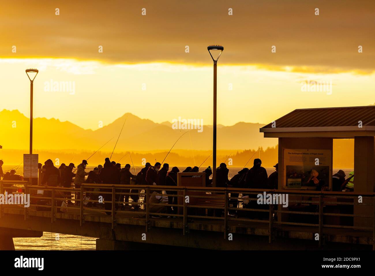 WA17889-00....WASHINGTON - der Edmonds Fishing Pier am Puget Sound bei Sonnenuntergang. Stockfoto