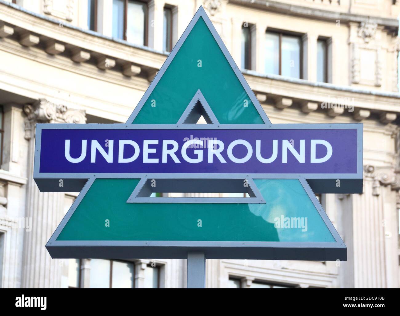 London, Großbritannien. November 2020. Unterirdische Schilder werden als Playstation-Symbole neu erfunden.Schilder an den Londoner U-Bahneingängen des Oxford Circus wurden in Sony PlayStation-Symbole umgewandelt, und mehrere U-Bahnstationen wurden 48 Stunden lang umbenannt, um die neue PlayStation 5 vorzustellen. Kredit: SOPA Images Limited/Alamy Live Nachrichten Stockfoto