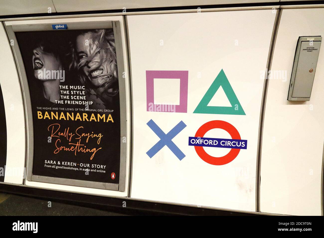 London, Großbritannien. November 2020. PlayStation-Symbole werden auf den U-Bahnstationen Oxford Circus verwendet.die Schilder an den Eingängen der Londoner U-Bahn Oxford Circus wurden in PlayStation-Symbole von Sony umgewandelt, und mehrere U-Bahnstationen wurden 48 Stunden lang umbenannt, um die neue PlayStation 5 zu starten. Kredit: SOPA Images Limited/Alamy Live Nachrichten Stockfoto