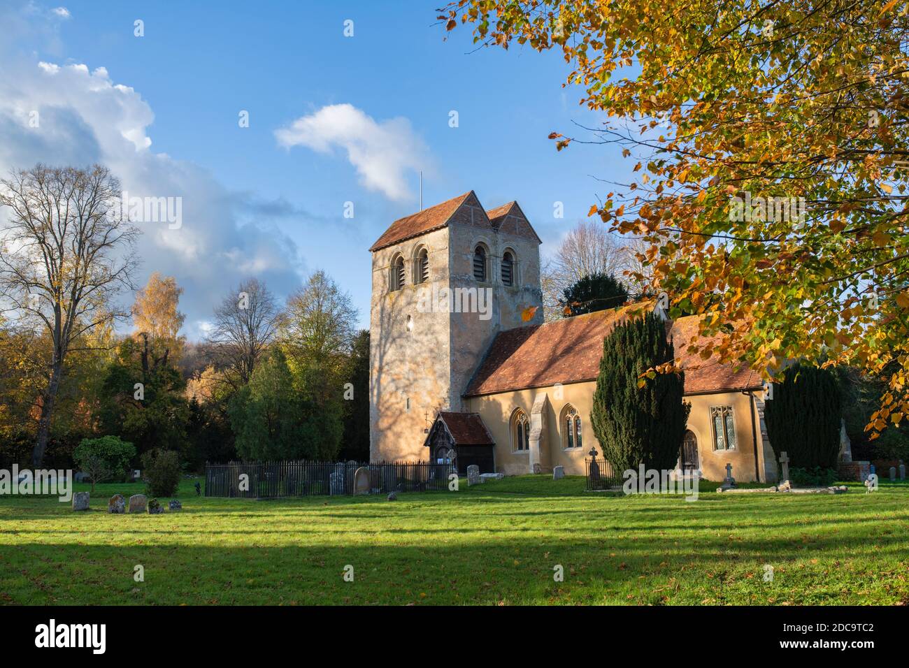 St. Bartholomäus Kirche im Herbst späten Nachmittag Licht kurz vor Sonnenuntergang. Fingerest, Buckinghamshire, England Stockfoto