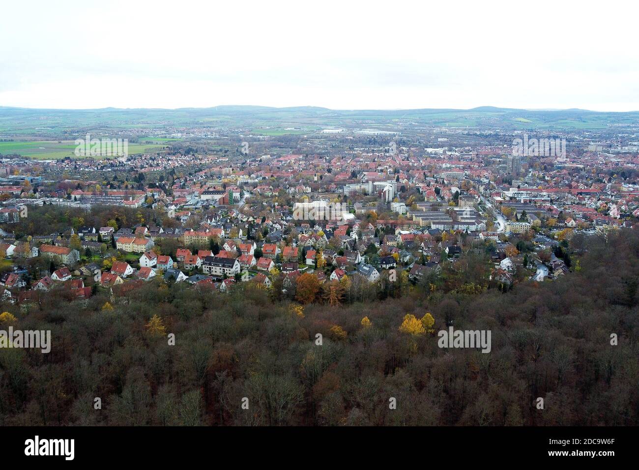 19. November 2020, Niedersachsen, Göttingen: Blick über den südlichen Niedersachsen mit dem Göttinger Wald, der Stadt Göttingen und dem Hohen Hagen am Horizont (Luftaufnahme mit Drohne). Ein Programm Südniedersachsen soll die vom demografischen Wandel betroffene Region Südniedersachsen mit den Landkreisen Göttingen, Goslar, Northeim, Holzminden und der Stadt Göttingen fördern. Foto: Swen Pförtner/dpa Stockfoto