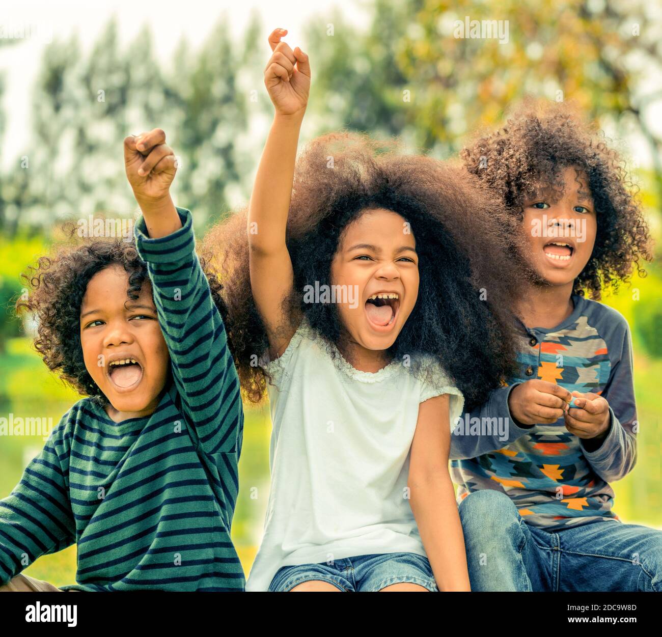 Happy African American Boy und Girl kids Gruppe auf dem Spielplatz in der Schule. Kinder Freundschaft und Bildung Konzept. Stockfoto