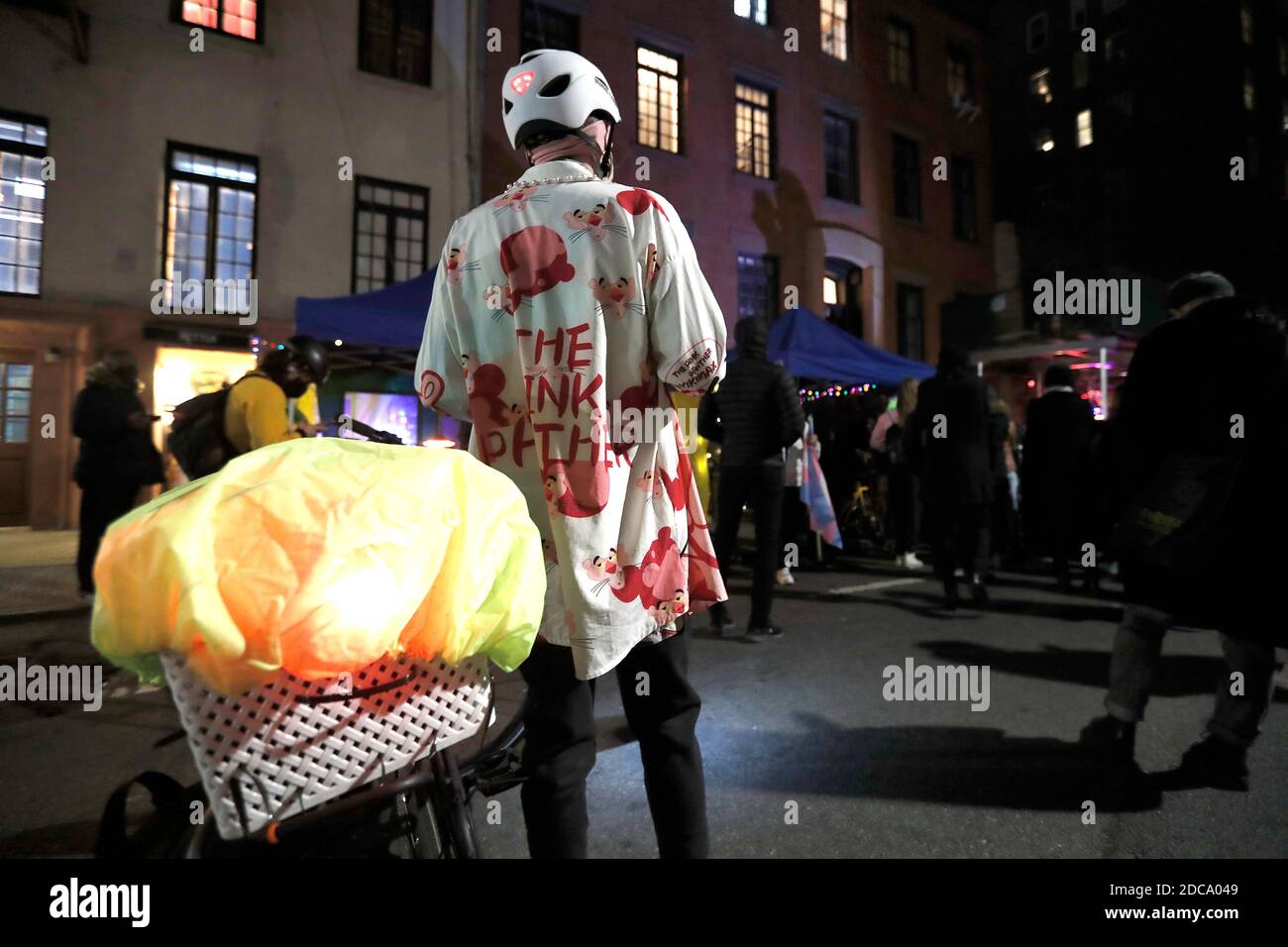 New York City, USA. November 2020. Die Menschen hören sich Reden über die verlorenen Trans-Gender-Leben an, während sie am 19-2020. November im Stonewall National Monument in New York City die LGBTQ Week feiern. Jedes Jahr nehmen Menschen im ganzen Land an der Transgender Awareness Week Teil, um die Sichtbarkeit von Transgender-Menschen zu erhöhen und sich mit Themen zu befassen, mit denen die Gemeinschaft als Ganzes konfrontiert ist. Quelle: SIPA USA/Alamy Live News Stockfoto