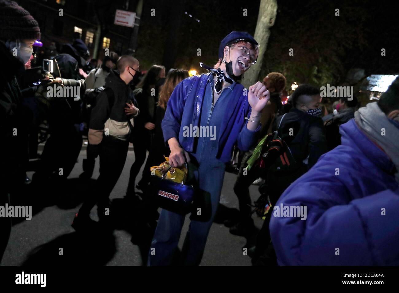 New York City, USA. November 2020. Die Menschen hören sich Reden über die verlorenen Trans-Gender-Leben an, während sie am 19-2020. November im Stonewall National Monument in New York City die LGBTQ Week feiern. Jedes Jahr nehmen Menschen im ganzen Land an der Transgender Awareness Week Teil, um die Sichtbarkeit von Transgender-Menschen zu erhöhen und sich mit Themen zu befassen, mit denen die Gemeinschaft als Ganzes konfrontiert ist. Quelle: SIPA USA/Alamy Live News Stockfoto