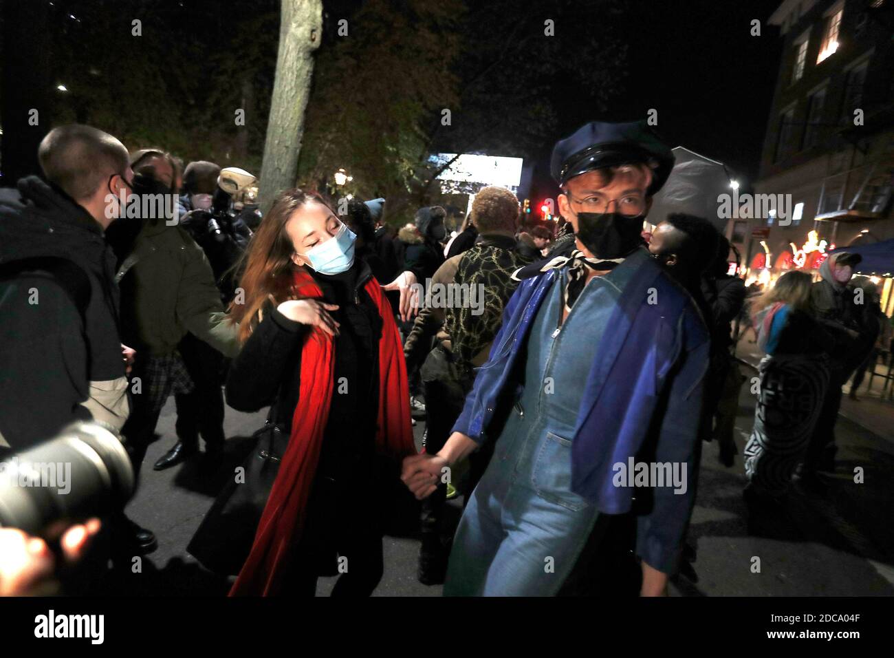 New York City, USA. November 2020. Die Menschen hören sich Reden über die verlorenen Trans-Gender-Leben an, während sie am 19-2020. November im Stonewall National Monument in New York City die LGBTQ Week feiern. Jedes Jahr nehmen Menschen im ganzen Land an der Transgender Awareness Week Teil, um die Sichtbarkeit von Transgender-Menschen zu erhöhen und sich mit Themen zu befassen, mit denen die Gemeinschaft als Ganzes konfrontiert ist. Quelle: SIPA USA/Alamy Live News Stockfoto