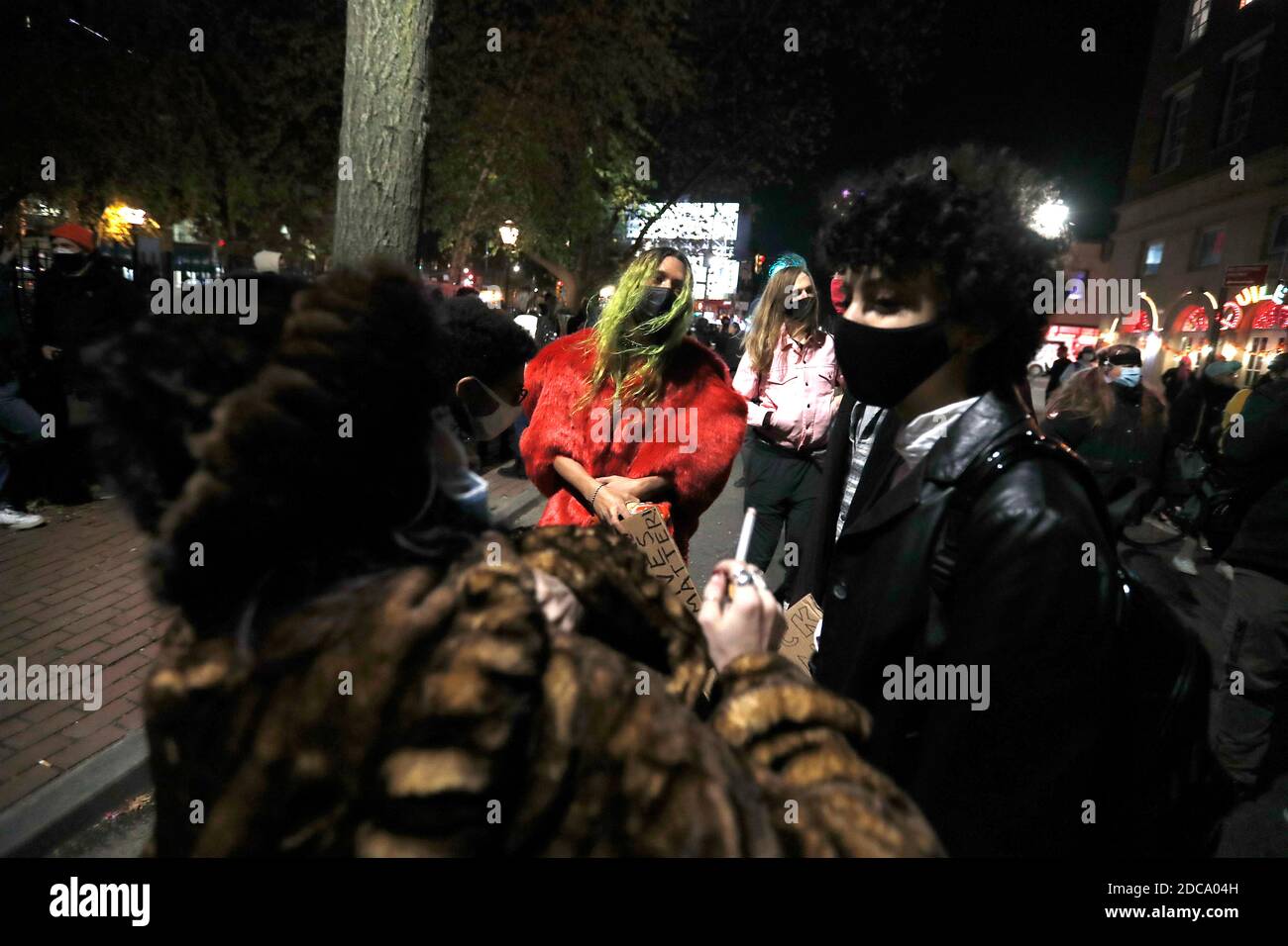 New York City, USA. November 2020. Die Menschen hören sich Reden über die verlorenen Trans-Gender-Leben an, während sie am 19-2020. November im Stonewall National Monument in New York City die LGBTQ Week feiern. Jedes Jahr nehmen Menschen im ganzen Land an der Transgender Awareness Week Teil, um die Sichtbarkeit von Transgender-Menschen zu erhöhen und sich mit Themen zu befassen, mit denen die Gemeinschaft als Ganzes konfrontiert ist. Quelle: SIPA USA/Alamy Live News Stockfoto