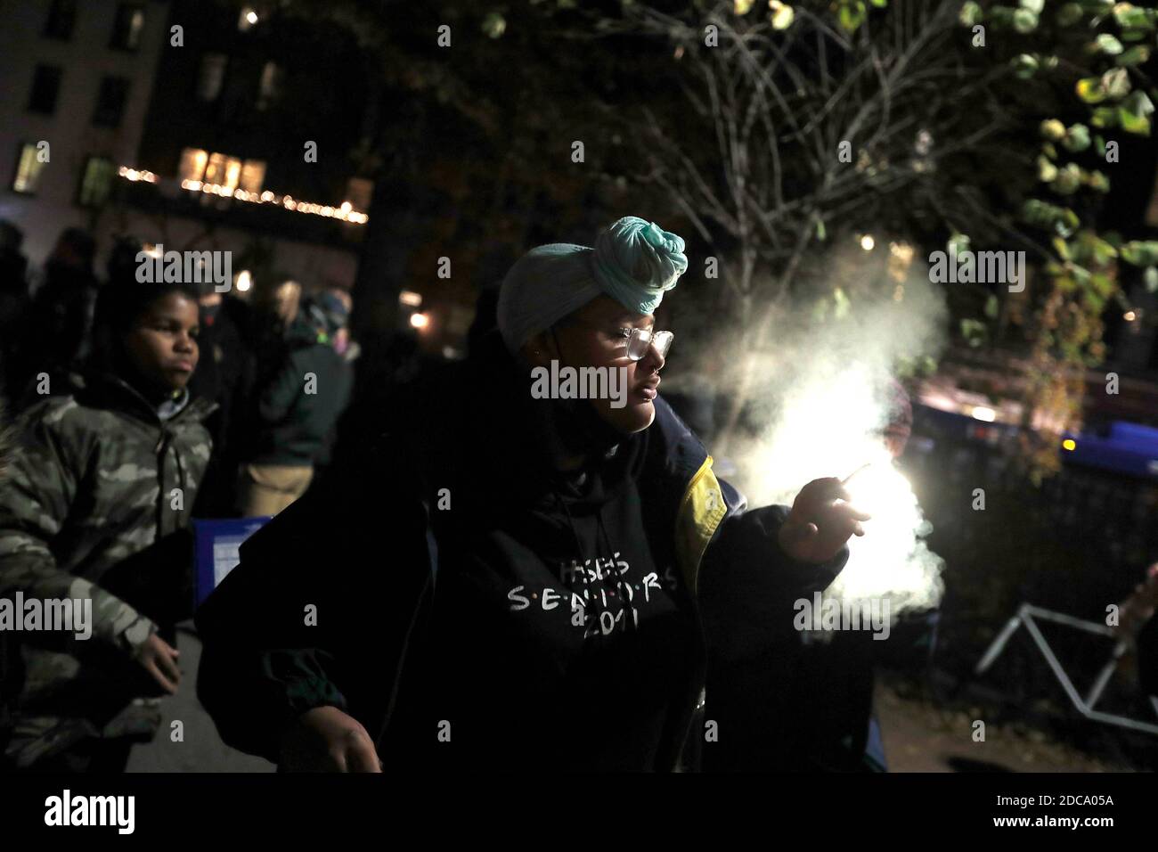 New York City, USA. November 2020. Die Menschen hören sich Reden über die verlorenen Trans-Gender-Leben an, während sie am 19-2020. November im Stonewall National Monument in New York City die LGBTQ Week feiern. Jedes Jahr nehmen Menschen im ganzen Land an der Transgender Awareness Week Teil, um die Sichtbarkeit von Transgender-Menschen zu erhöhen und sich mit Themen zu befassen, mit denen die Gemeinschaft als Ganzes konfrontiert ist. Quelle: SIPA USA/Alamy Live News Stockfoto