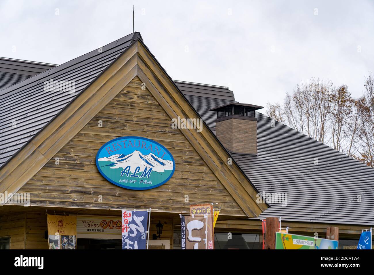 Restaurant Alm im Skigebiet Tashiro. In der Nähe der Dragondola Summit Station (Naeba-Tashiro Gondola). Stockfoto
