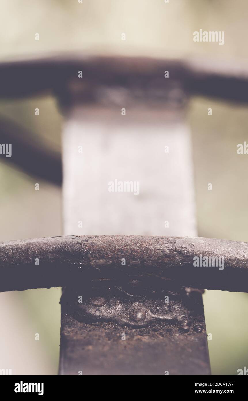 Ein selektiver Fokus aus rostig geschweißtem Metall gegen Unschärfe Hintergrund Stockfoto