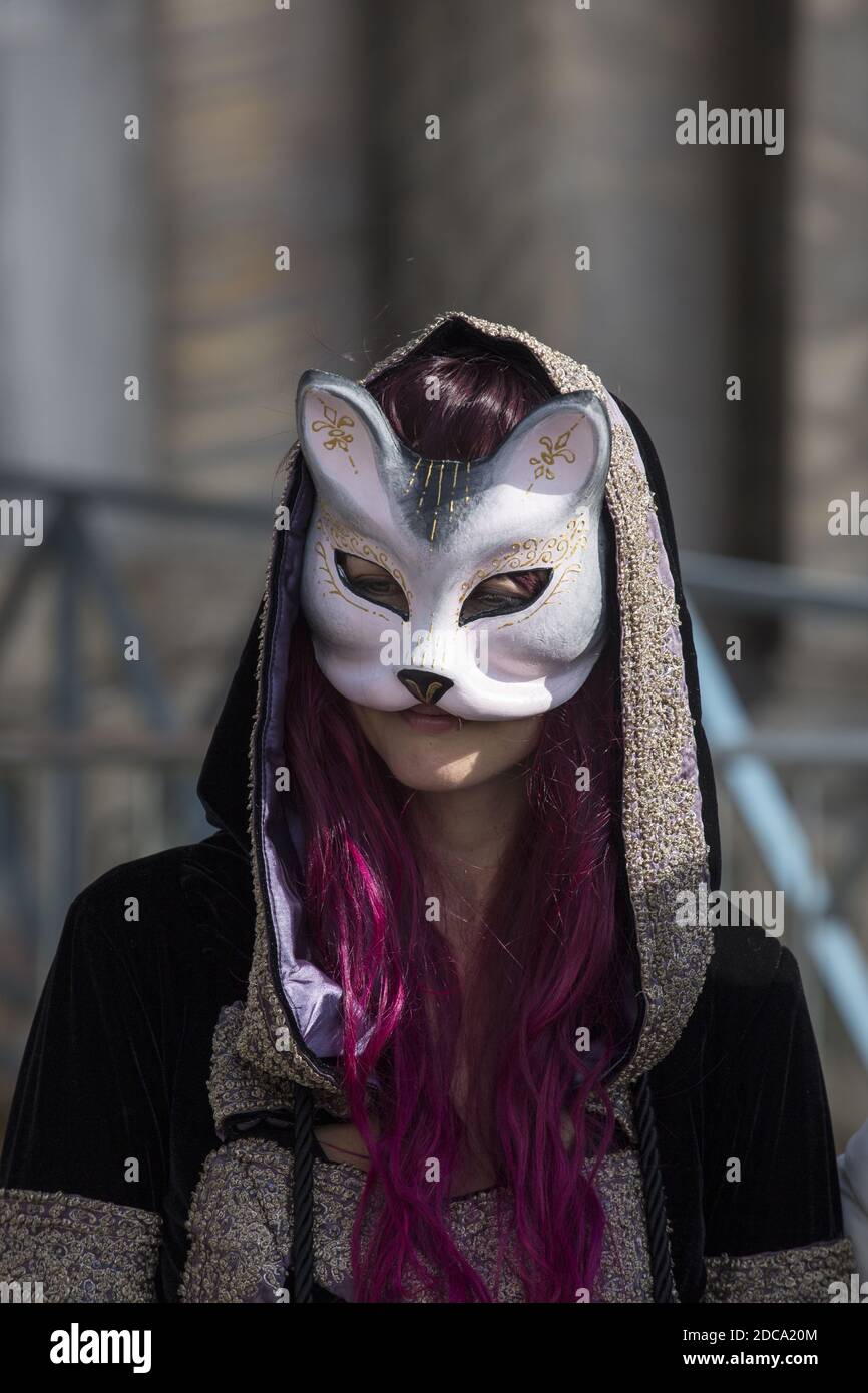 Eine Frau in einer traditionellen Venedig Maske während der weltberühmten karneval Stockfoto