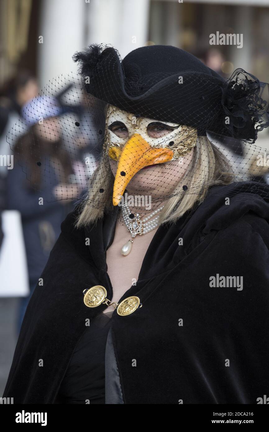 Eine Frau in einer traditionellen Venedig Maske während der weltberühmten karneval Stockfoto