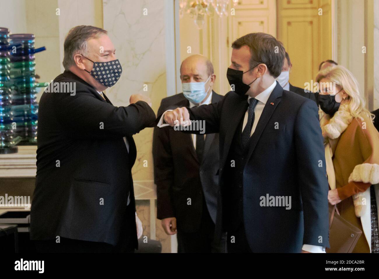 PARIS, FRANKREICH - 16. November 2020 - US-Außenminister Michael R. Pompeo verabschiedet sich nach dem Treffen i vom französischen Präsidenten Emmanuel Macron Stockfoto