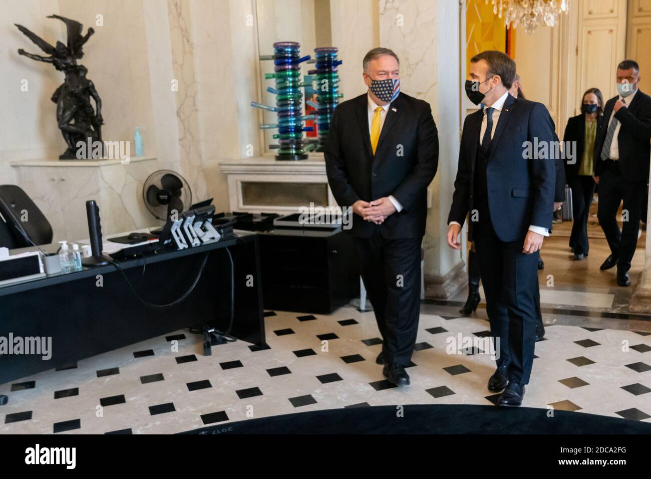 PARIS, FRANKREICH - 16. November 2020 - US-Außenminister Michael R. Pompeo verabschiedet sich nach dem Treffen i vom französischen Präsidenten Emmanuel Macron Stockfoto