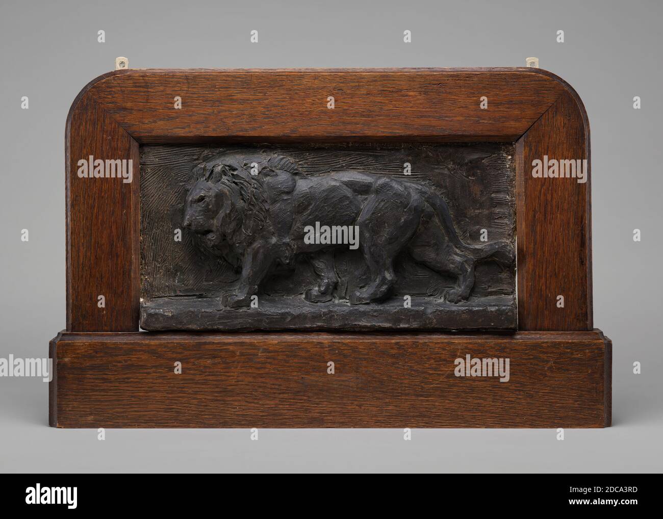 Antoine-Louis Barye, (Künstler), französisch, 1795 - 1875, Löwe der Julitäule, 1836, getönte Terrakotta, insgesamt: 21 x 40.5 x 5.2 cm (8 1/4 x 15 15/16 x 2 1/16 Zoll), gerahmt: 37 x 58.5 x 4.8 cm (14 9/16 x 23 1/16 x 1 7/8 Zoll Stockfoto