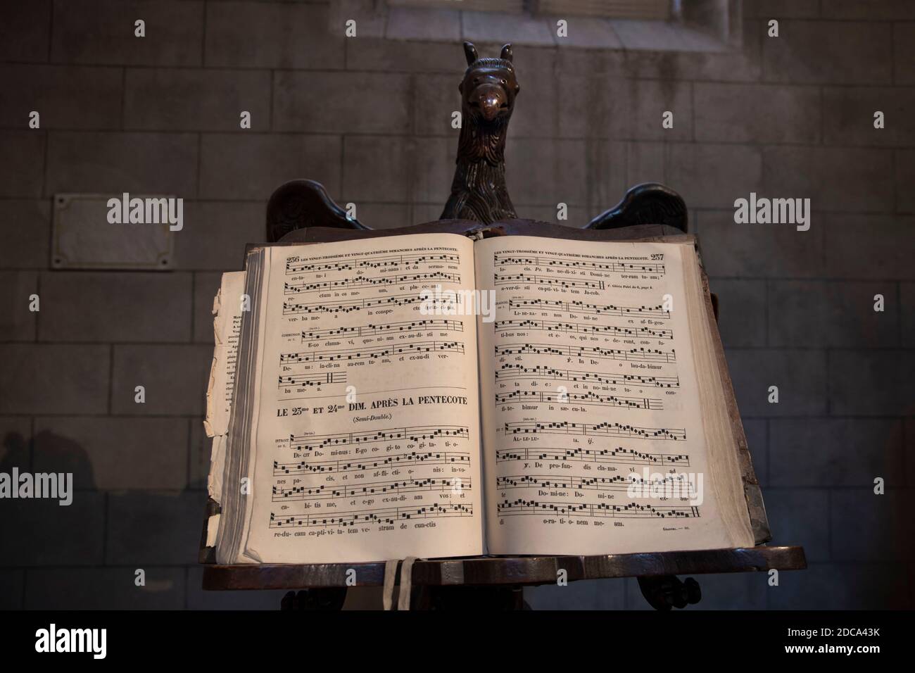 Alte Partitur der religiösen Musik in Französisch geschrieben "nach der 24. Und 25. Sonntag von Pfingsten' auf seine alte Unterstützung In einer Kirche Stockfoto