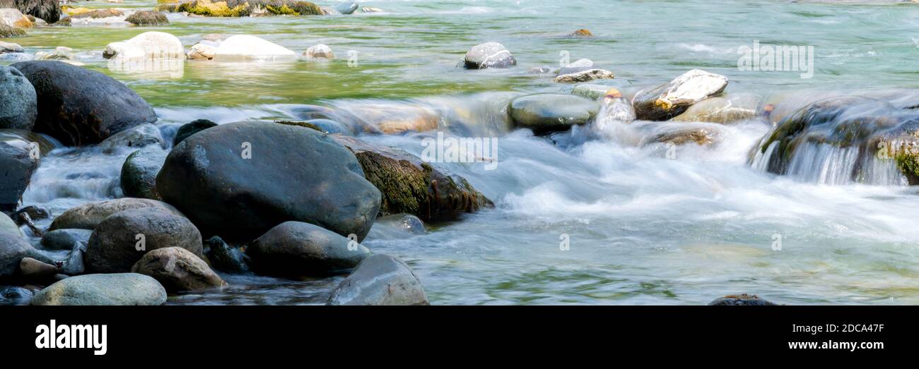 Felsiger Bach fließendes Wasser. Fluss in den Bergen Stockfoto