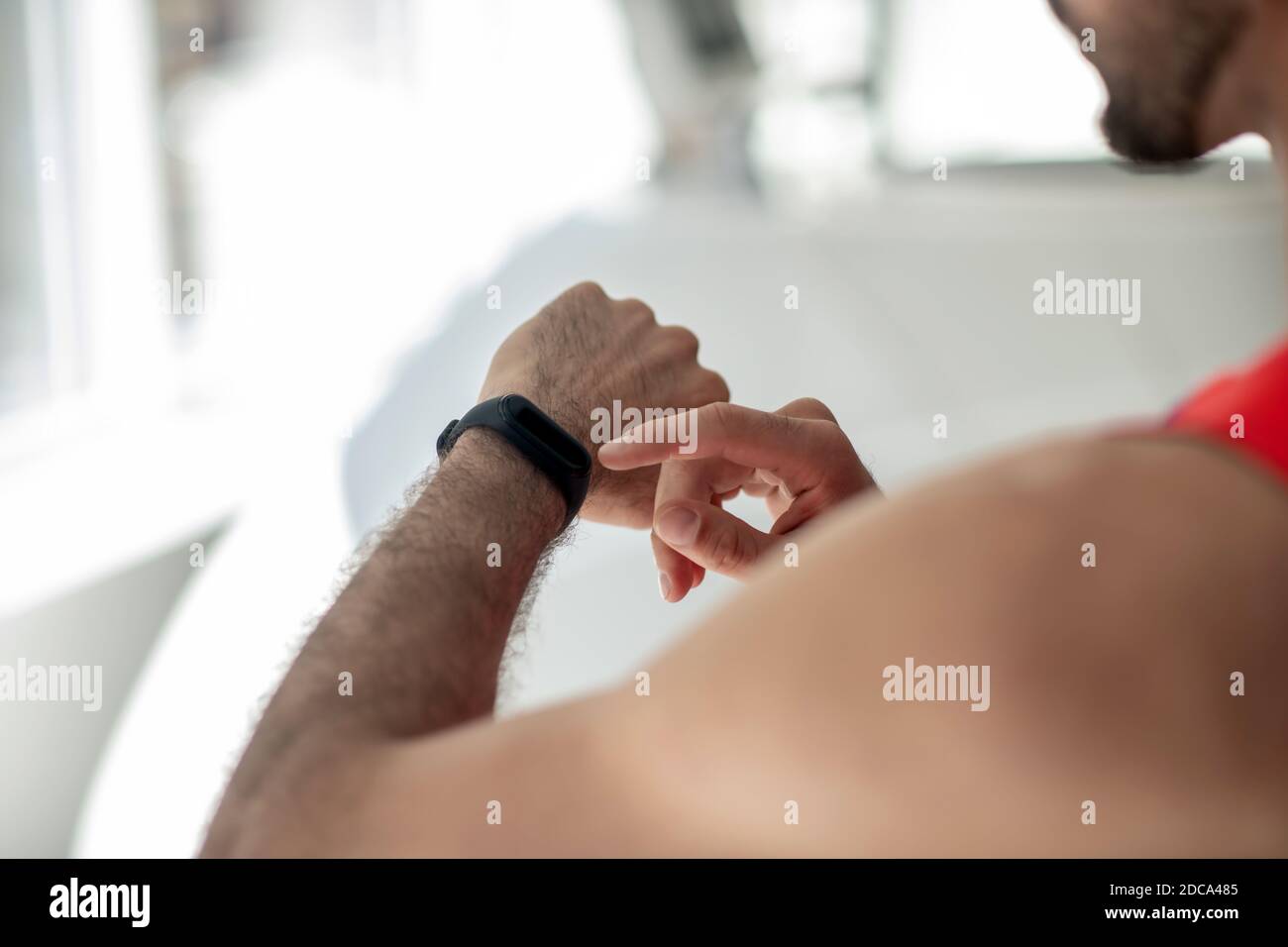 Nahaufnahme eines Mna, der auf die Smartwatch schaut Stockfoto