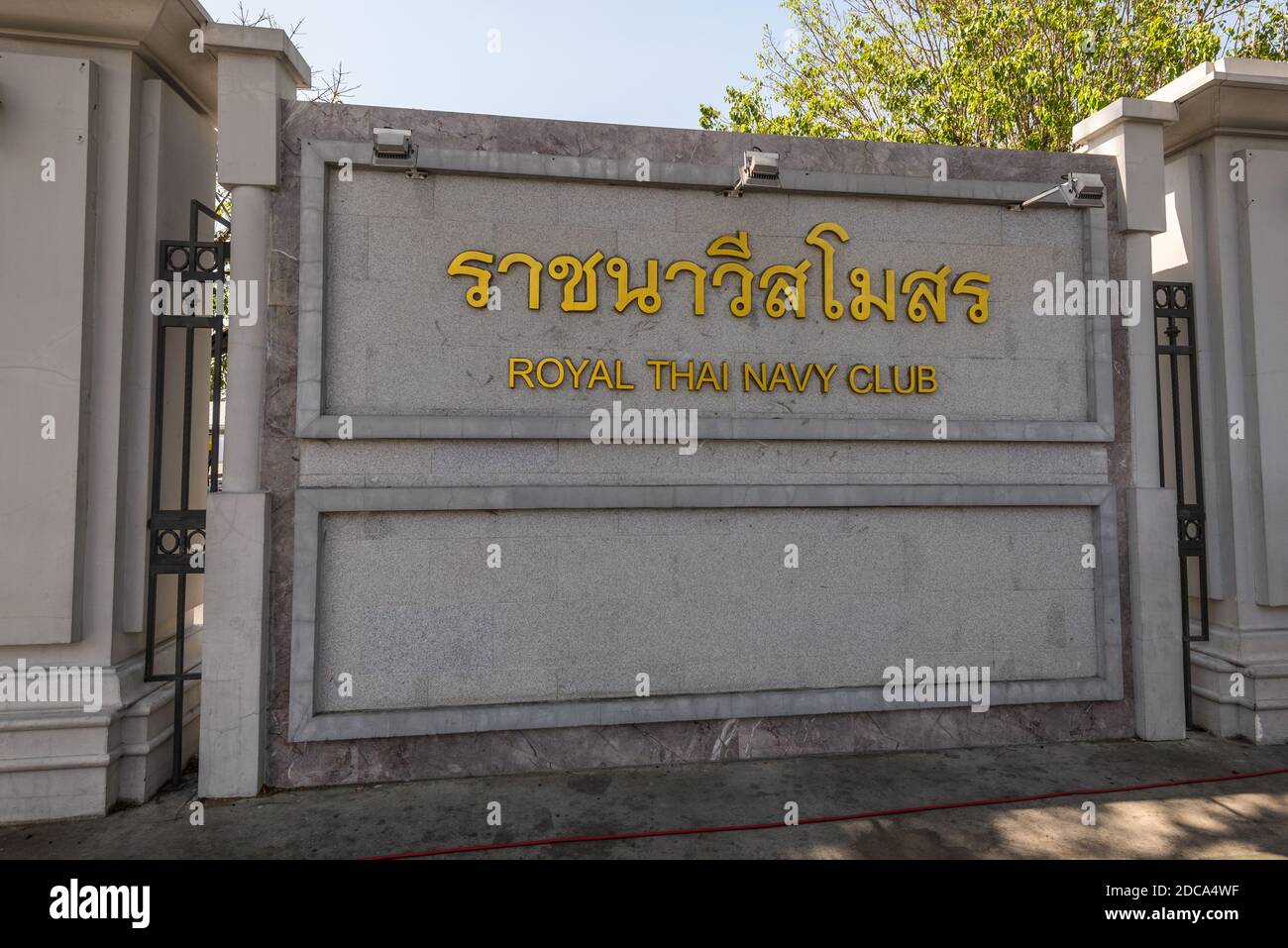 Bangkok, Thailand - 7. Dezember 2019: Die Inschrift auf dem Zaun in gelben Buchstaben - Royal Thai Navy Club in Bangkok, Thailand. Stockfoto