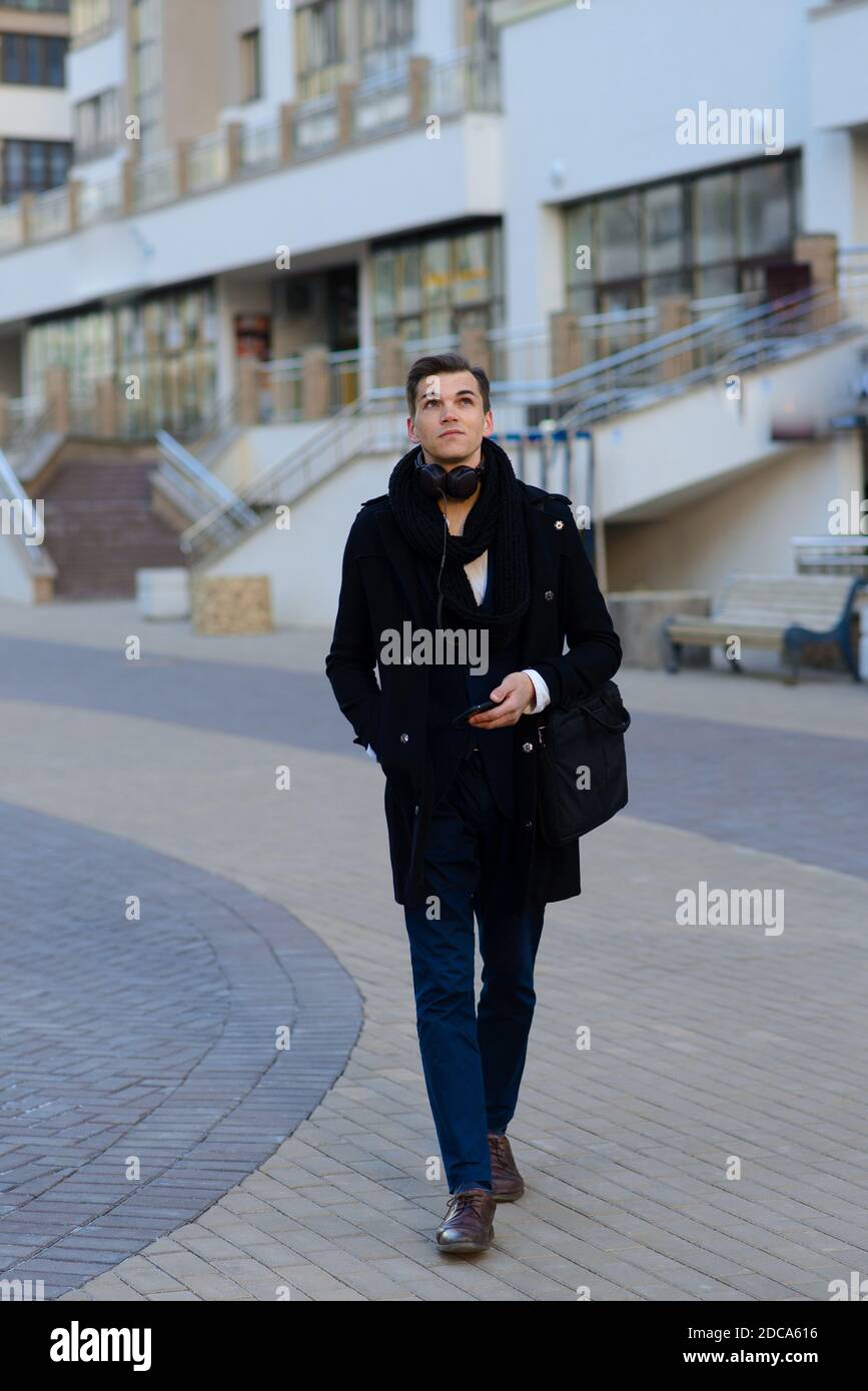 Junger Mann auf der Straße mit Handy Stockfoto