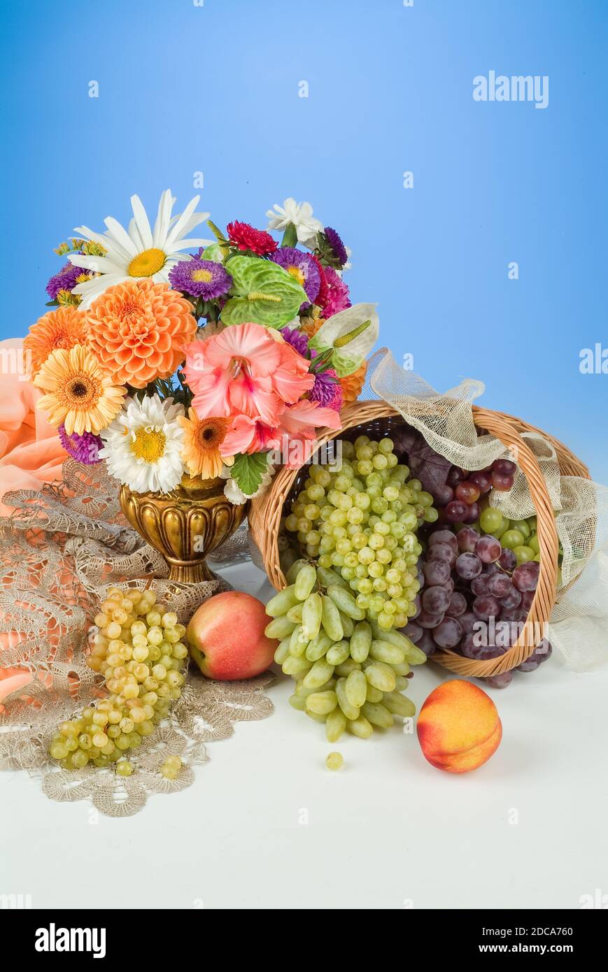 Obst und Blumen auf einem Studio Hintergrund Stockfoto
