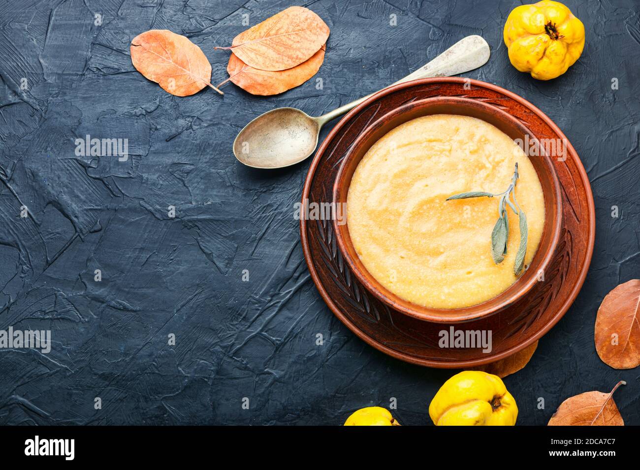 Quitten-Püree oder Cremesuppe.Herbstsuppe mit Früchten.Raum kopieren Stockfoto