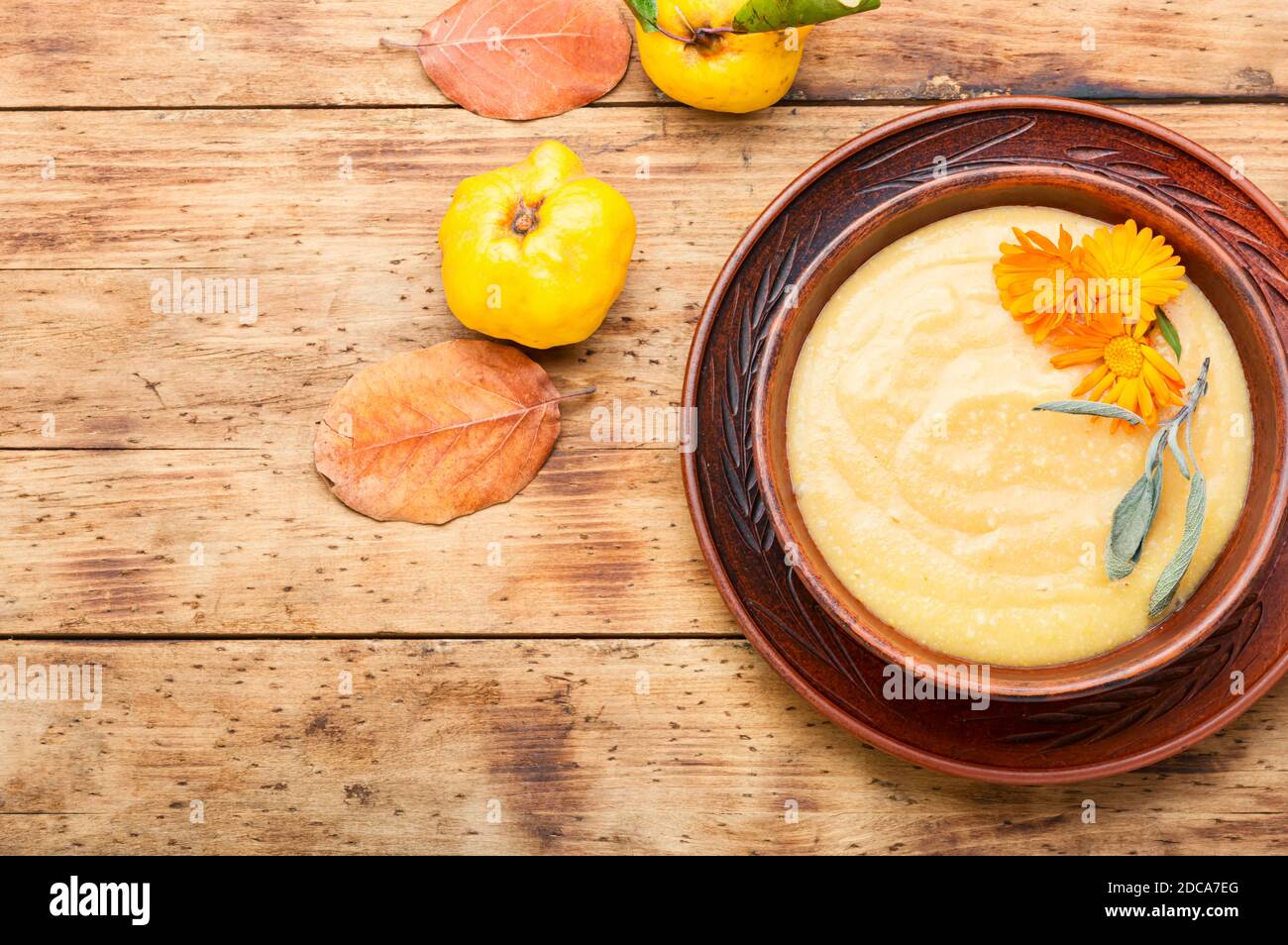 Quitten-Püree oder Sahnesuppe.Obstsuppe auf Holztisch Stockfoto