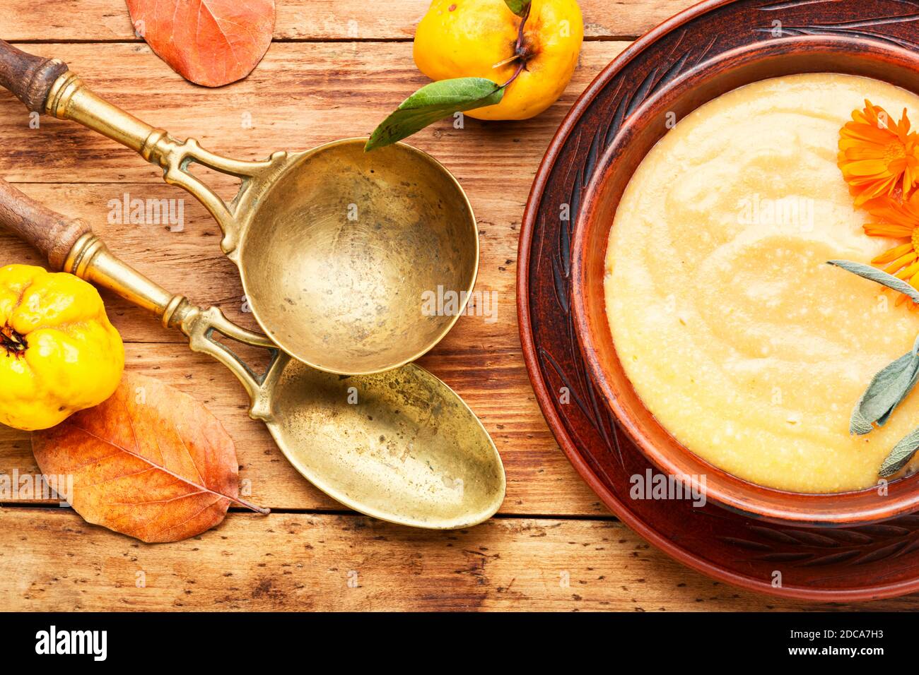 Quitten-Püree oder Sahnesuppe.Obstsuppe auf Holztisch Stockfoto