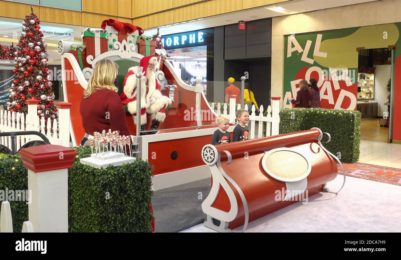 Dallas, USA. November 2020. Kinder fotografieren mit dem Weihnachtsmann während der Veranstaltung "Nowday Dallas", um das kommende Weihnachten in der Galleria Mall in Dallas, Texas, USA, am 19. November 2020 zu begrüßen. Quelle: Dan Tian/Xinhua/Alamy Live News Stockfoto