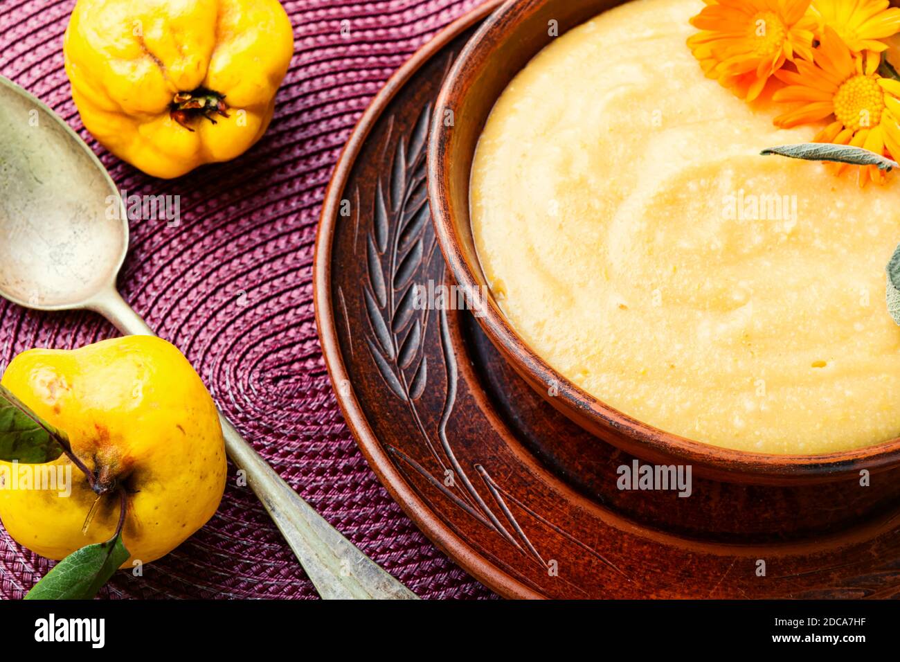 Quitten-Püree oder Sahnesuppe.Herbstsuppe mit Früchten Stockfoto