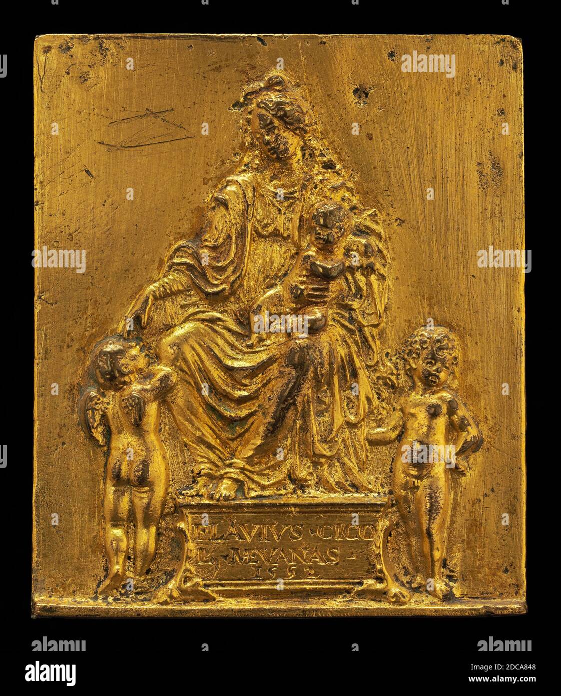Moderno, (Künstler), Veronese, 1467 - 1528, Madonna mit Kind thronend mit zwei Engeln, 1552, vergoldete Bronze, insgesamt: 6.37 × 5.4 cm (2 1/2 × 2 1/8 in.), Bruttogewicht: 64.72 gr (0.143 lb Stockfoto