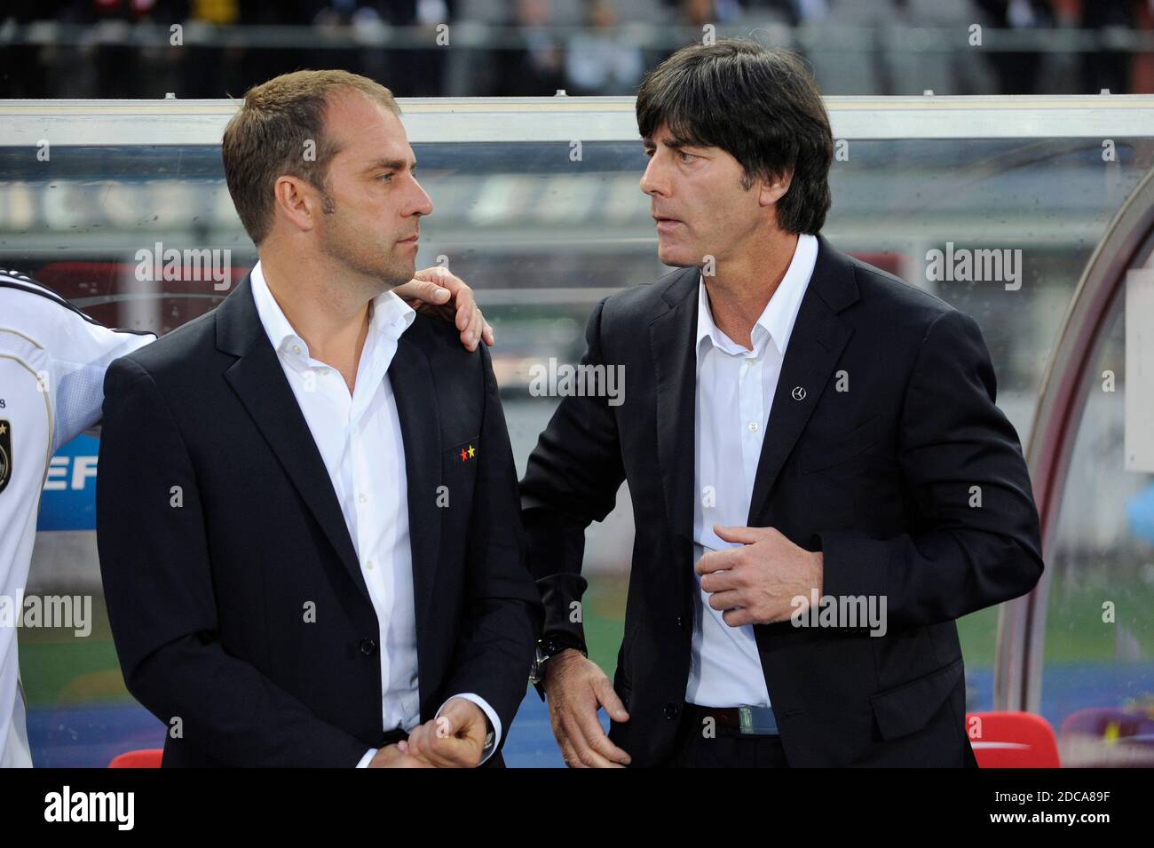 Bericht: Flick fungierte als Loews Nachfolger nach der Niederlage 0-6 gegen Spanien. Archivfoto: Bundestrainer Joachim LOEW (GER) mit Hans Dieter Flick (links, Hansi), Halbfigur, Halbfigur. Fußball Laenderspiel Europameisterschaft Qualifikationsspiel für die UEFA Euro 2012 in Polen/Ukraine, Österreich (AUT) - Deutschland (GER) 1-2 am 03.06.2011. Saison 2010/2011, EM Qualifikation, Qualifikation, Polen, Qualifikation, Laenderspiel, Sport, Fußball, international, Spieler, Fußballspieler, Spieler, Nationalmannschaft, Nationalmannschaft, Nationalspieler, Trikot, Nationalmannschaft Stockfoto