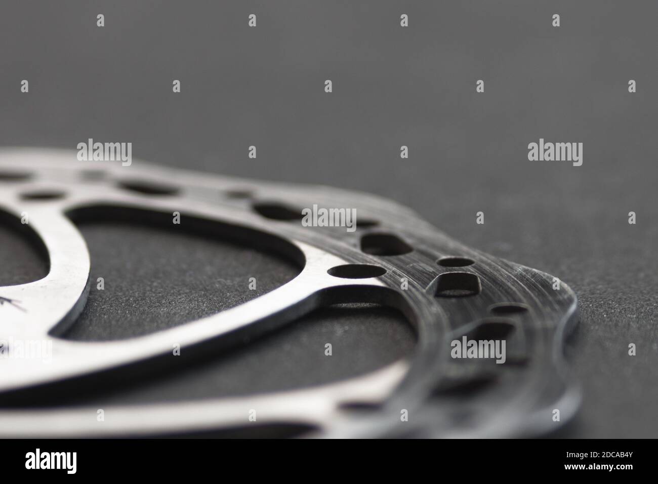 Verschlissene Fahrradbremsscheibe aus der Nähe Stockfoto