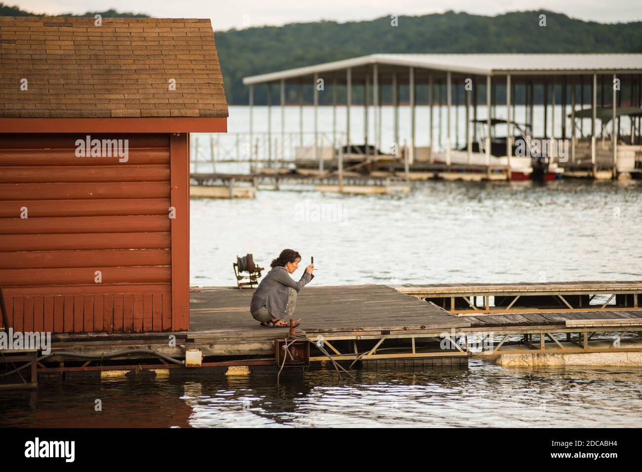 Frau, die ein Foto mit einem Handy am Carter Lake, Georgia, USA, macht Stockfoto