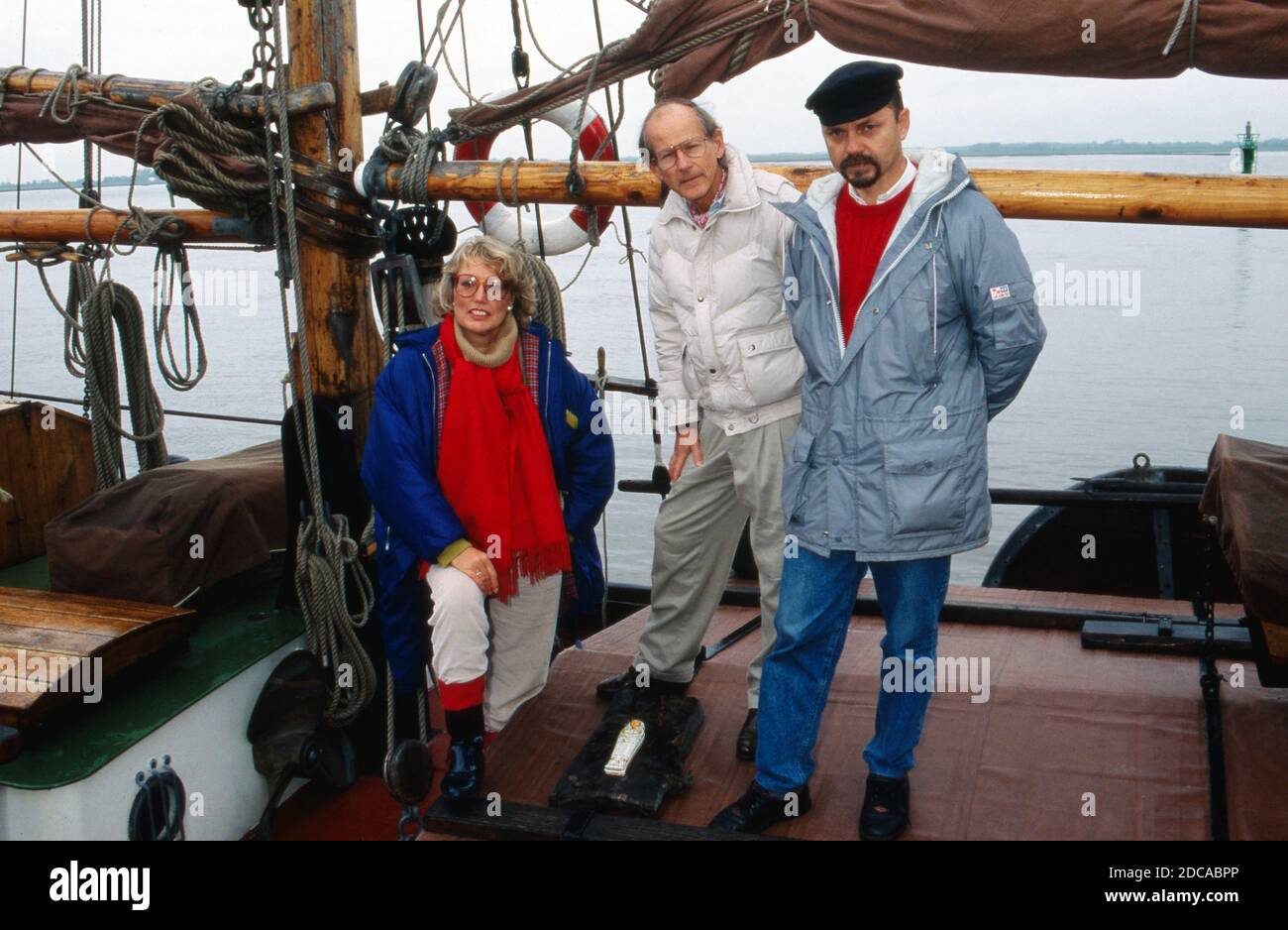 Gisela Graichen, deutsche Fernsehjournalistin und Autorin, mit Jaochim Karig (Mitte) und Rainer Leive an Bord des Segelbootes 'Heinrich Lühe' für die ZDF Archäologie-Sendung 'C14', Deutschland 1991. Stockfoto