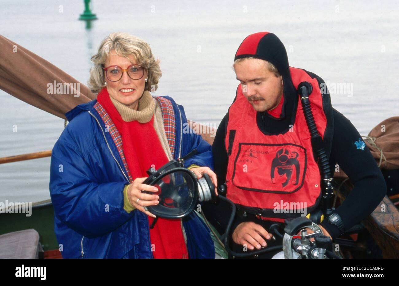 Gisela Graichen, deutsche Fernsehjournalistin und Autorin, mit Taucher an Bord des Segelbootes 'Heinrich Lühe' für die ZDF Archäologie-Sendung 'C14', Deutschland 1991. Stockfoto