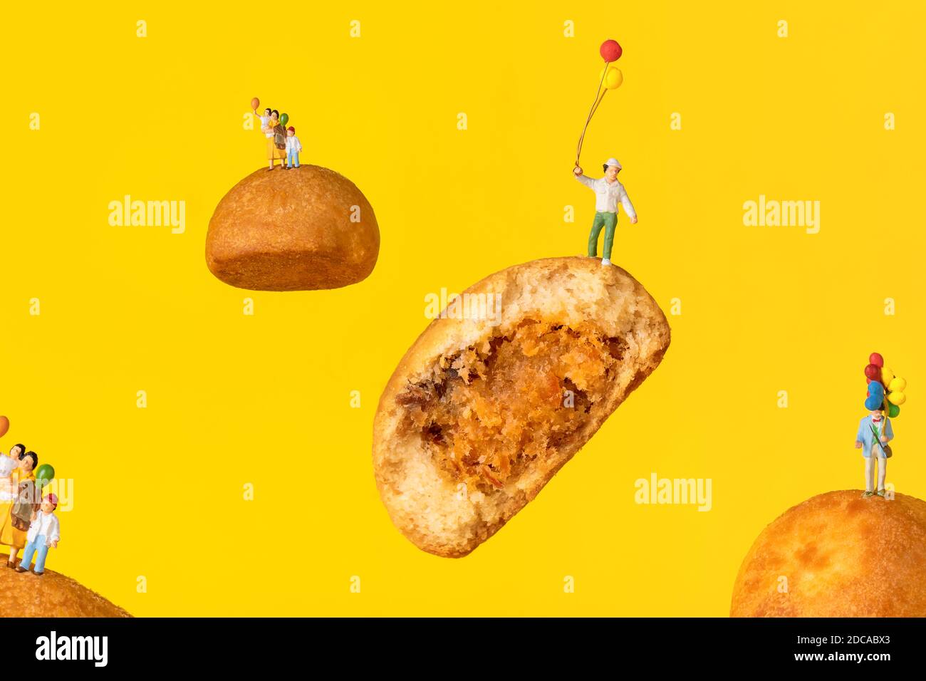 Das kreative Bösewicht Poster Design für Mondkuchen in der Herbstfest auf gelbem Hintergrund Stockfoto
