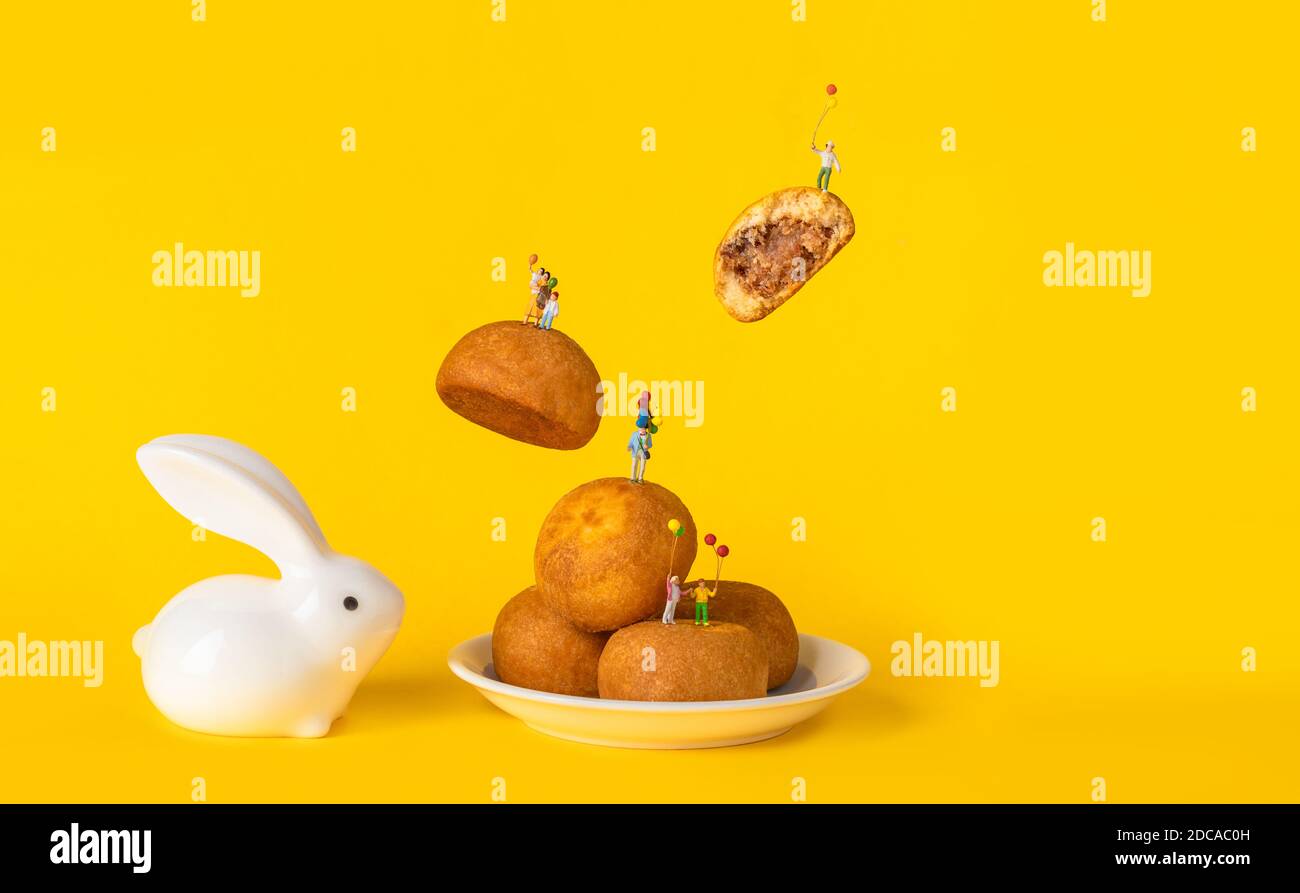 Das kreative Bösewicht Poster Design für Mondkuchen in der Herbstfest auf gelbem Hintergrund Stockfoto