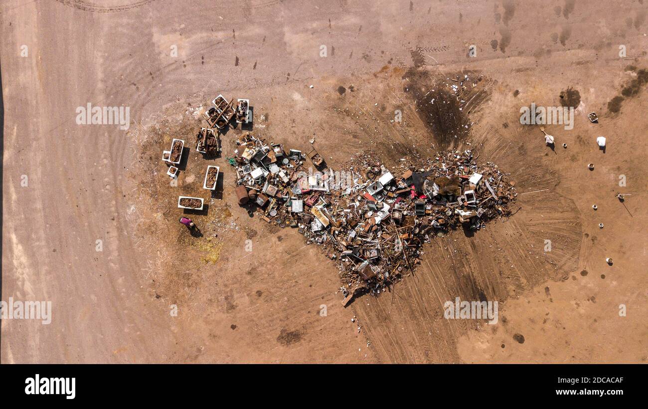 Luftaufnahme des Schrottplatzes. Ökologisches Recycling von Eisen- und Metallmaterialien aus Drohnensicht. Hintergrundtexturkonzept. Stockfoto