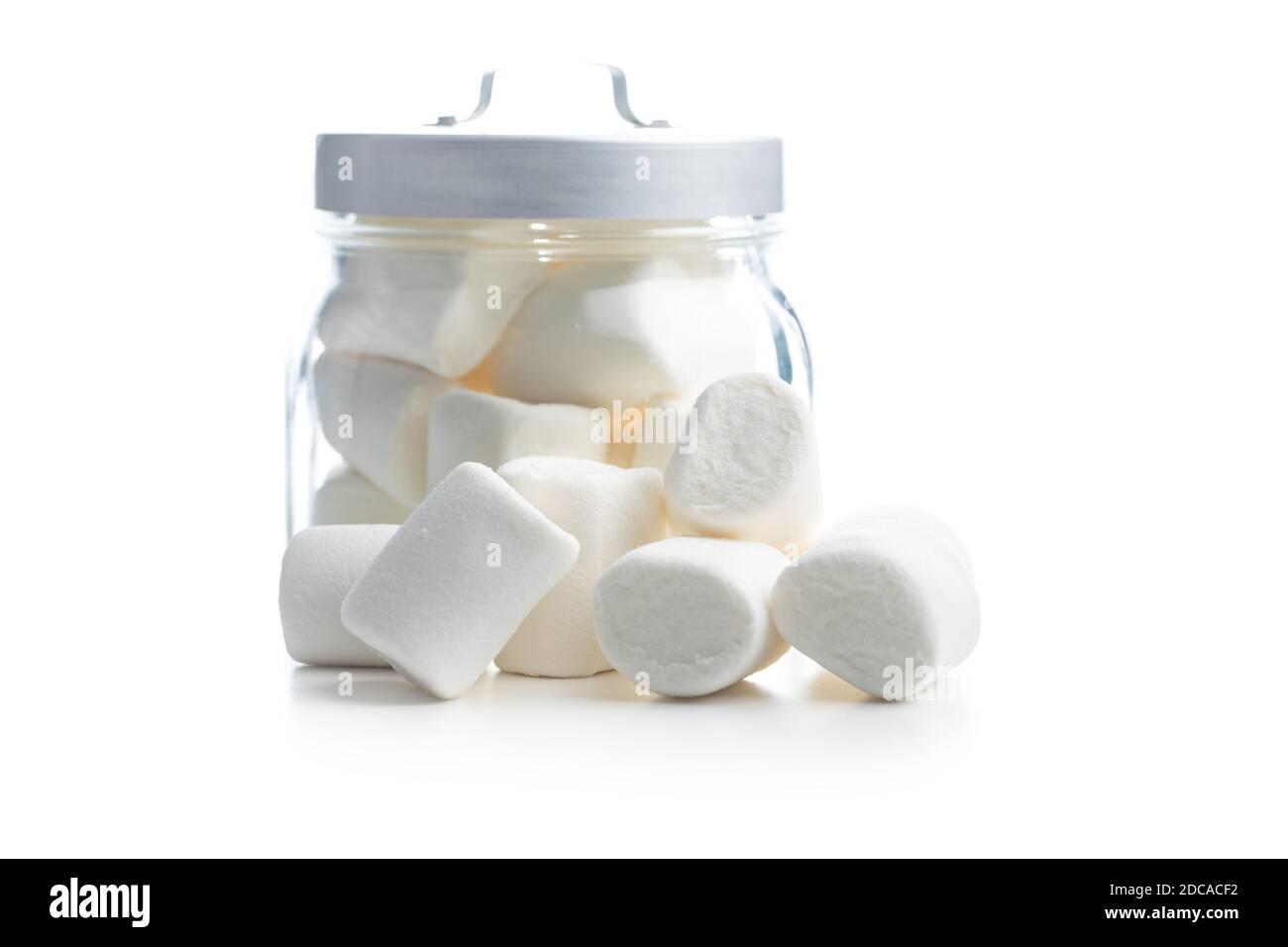 Weiße süße Marshmallows Süßigkeiten in Glas isoliert auf weißem Hintergrund. Stockfoto