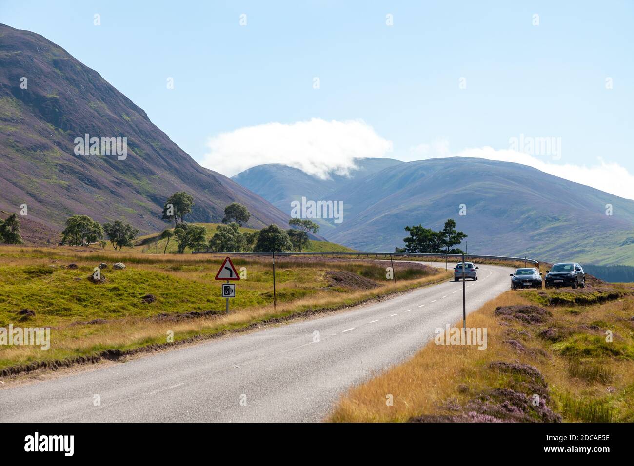 Blick Richtung Süden auf den Drumochter Pass bei Glen Clunie ON Die A93 in den schottischen Highlands Stockfoto