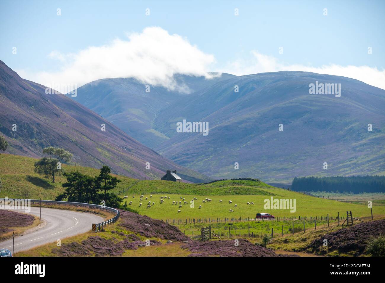 Blick Richtung Süden auf den Drumochter Pass bei Glen Clunie ON Die A93 in den schottischen Highlands Stockfoto