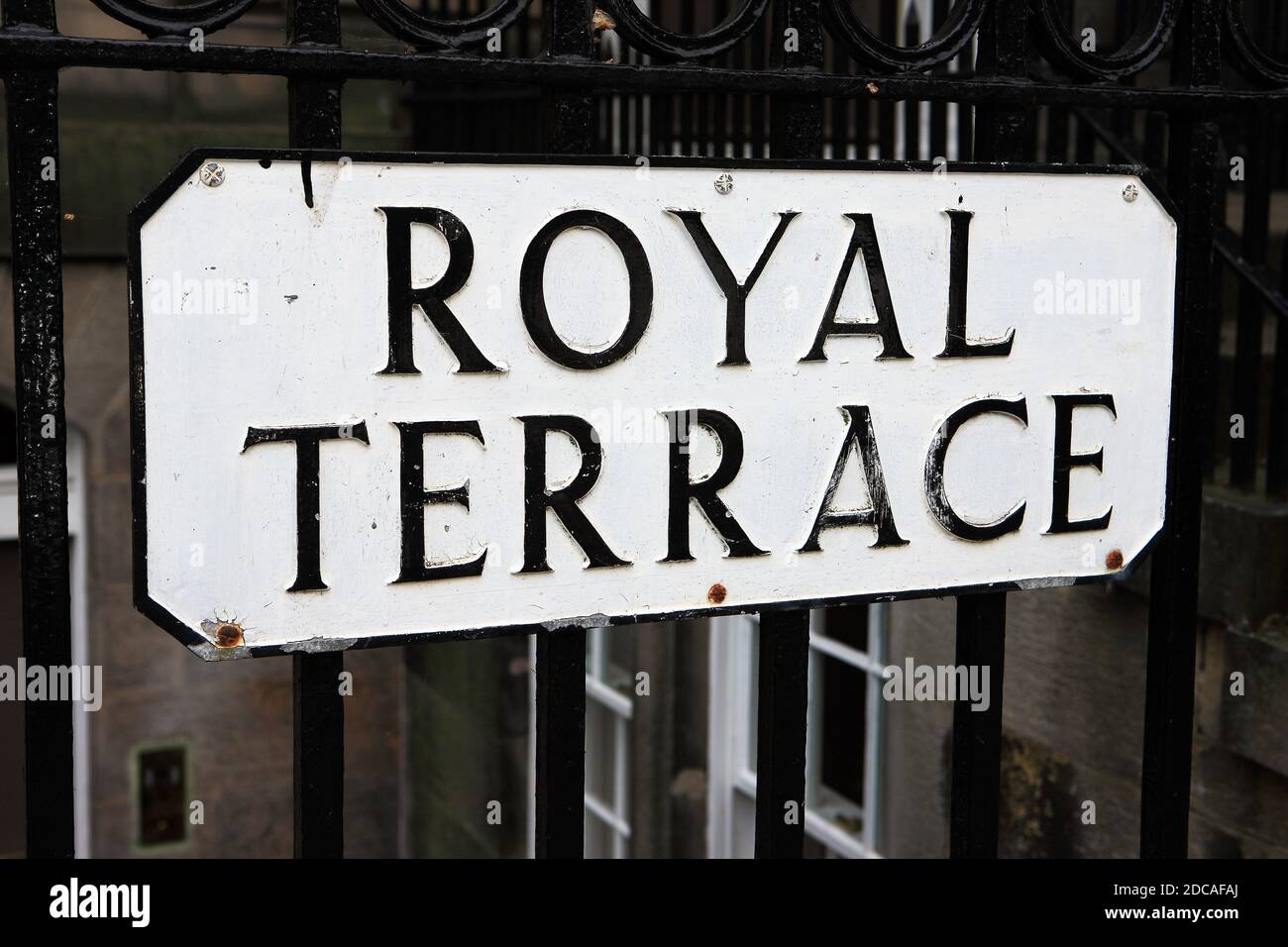 Royal Terrace, Edinburgh Straßenname Schild an Geländer angebracht Stockfoto