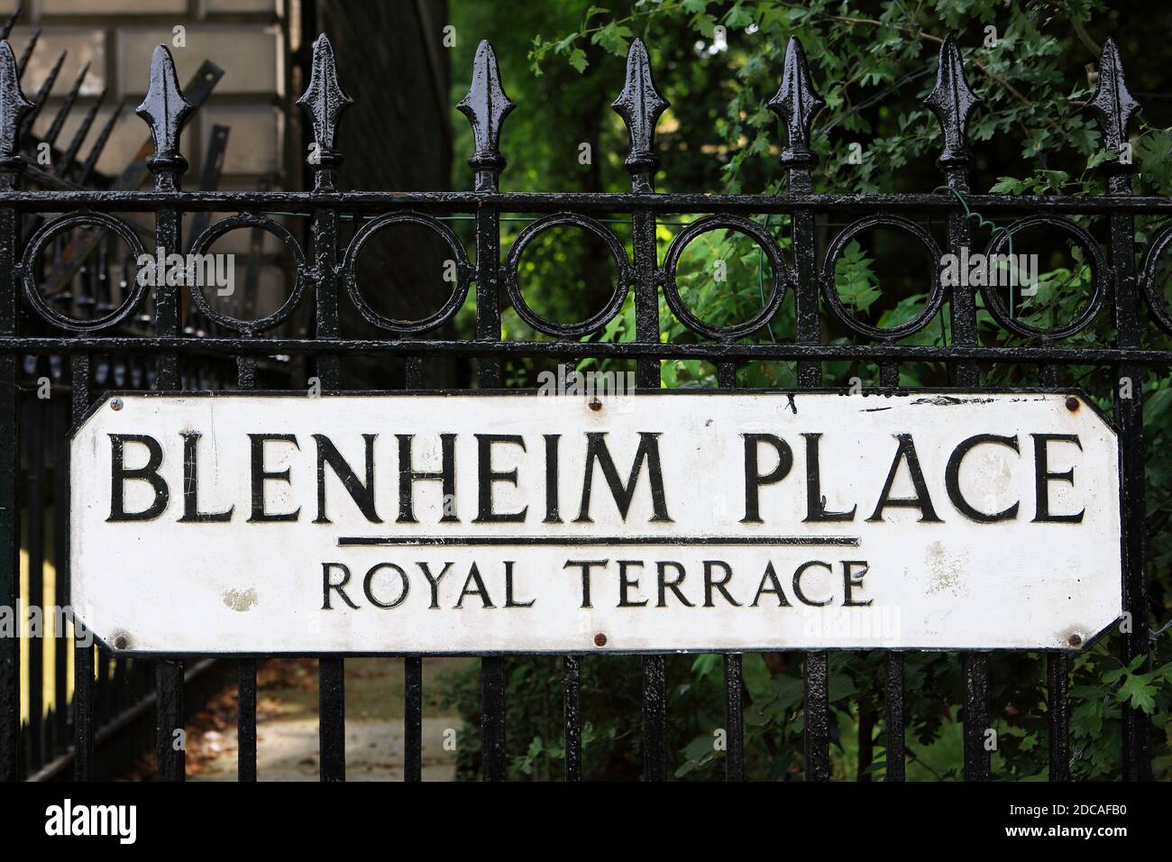 Straßenname für Blenheim Place in Edinburg, Schottland Stockfoto