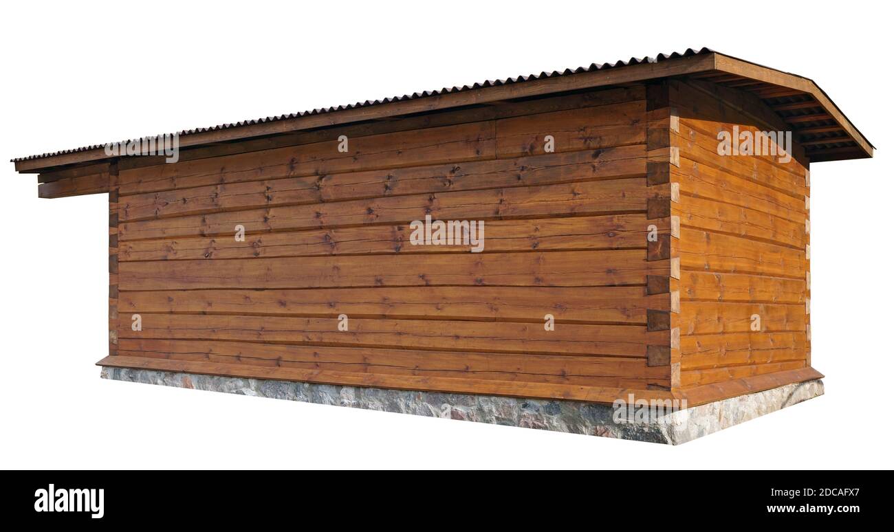 Die Wände des neuen No Name Dorf Scheune Schuppen sind aus Kiefernholz gemacht. Isoliert auf Weiß Stockfoto